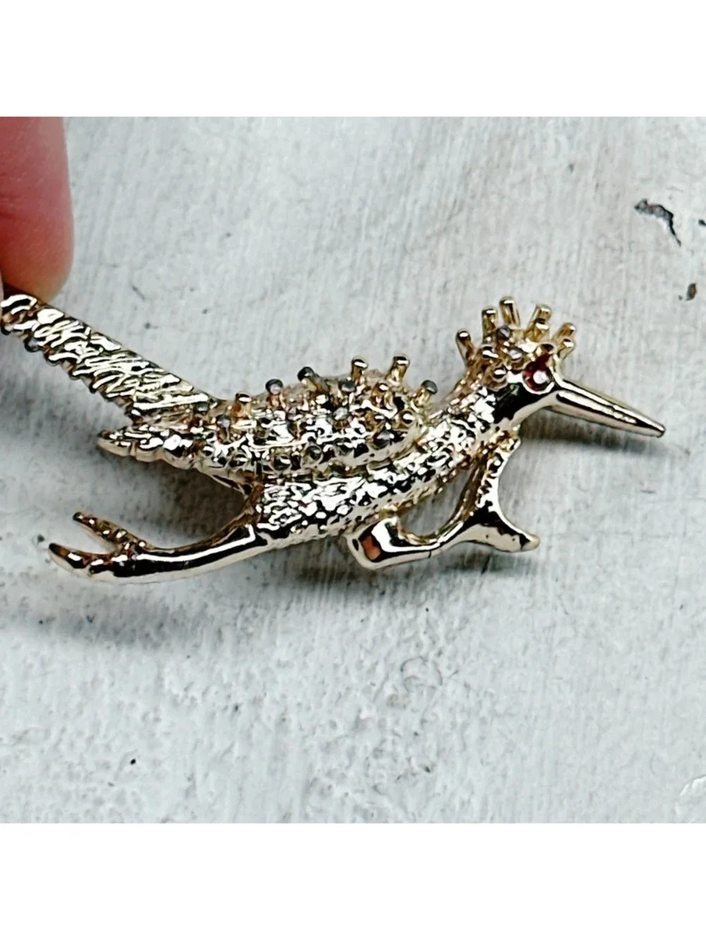 862mc. Goldtone Roadrunner Brooch Preloved